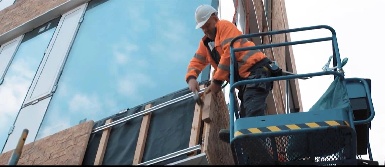 Nieuwe stadhuis: gevelbeplating zit er bijna op!