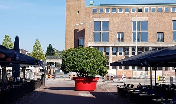 Toegang Langestraat vanaf Enschedesestraat tijdelijk afgesloten met grote bloembakken