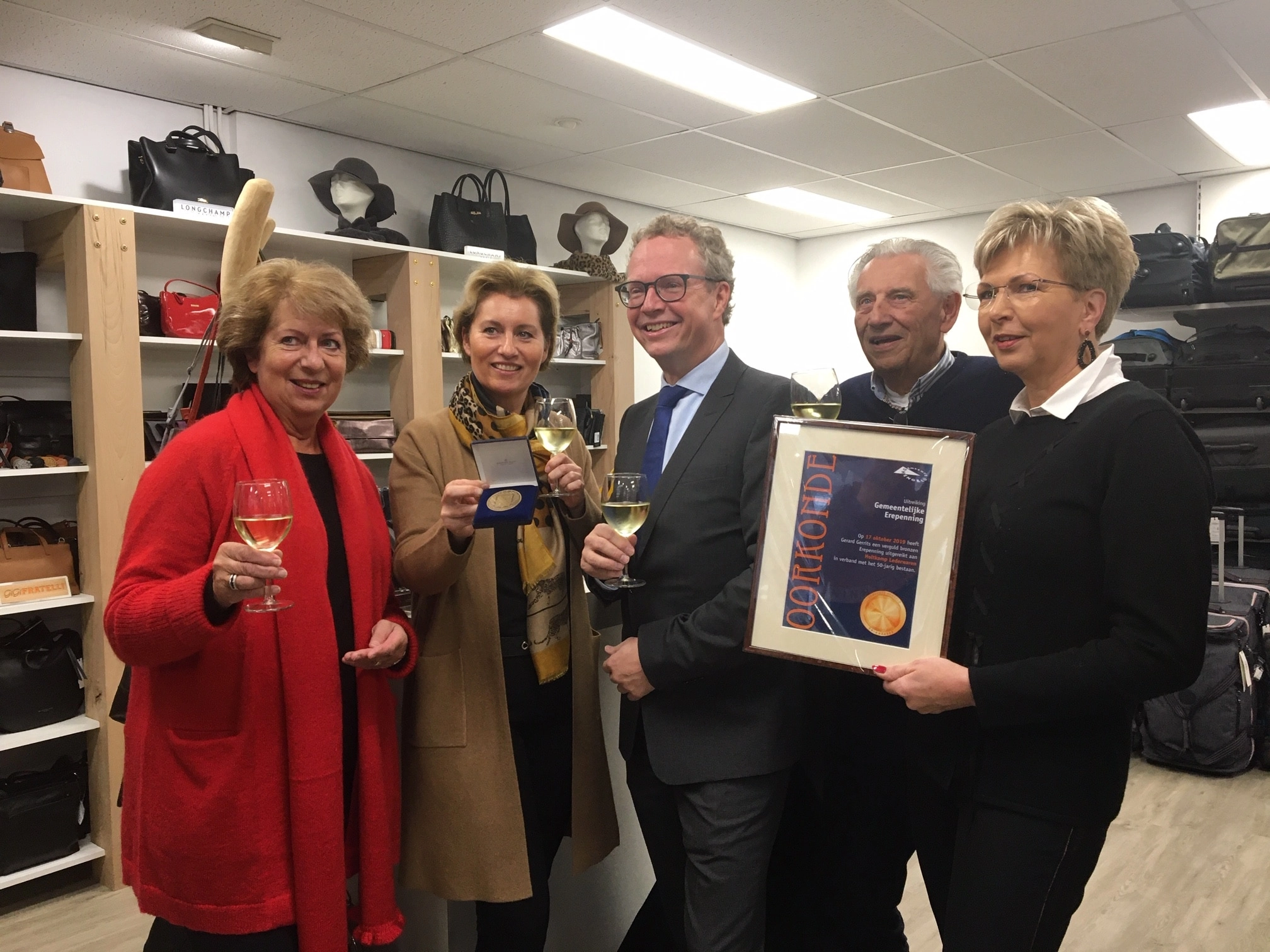 Wat mooi! Holtkamp Lederwaren ontvangt vergulde bronzen Erepenning voor 50-jarig bestaan