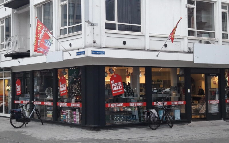 Nieuwe koopjesmarkt in pand op hoek Molenstraat / Nieuwstraat