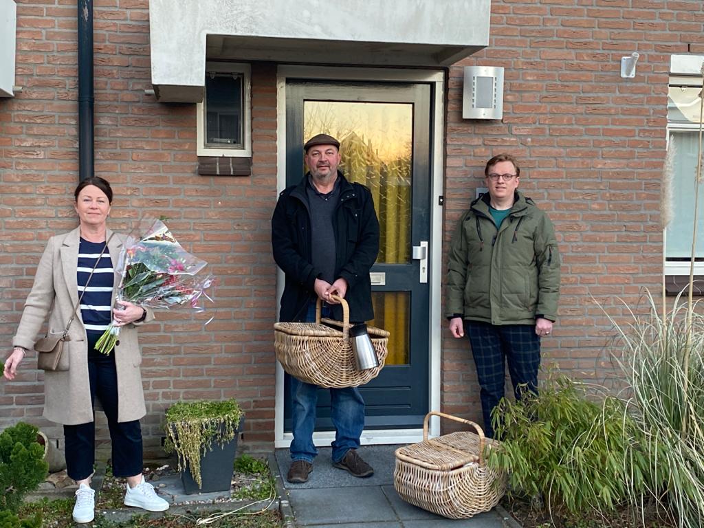 drie mensen brengen vervulde wensen rond
