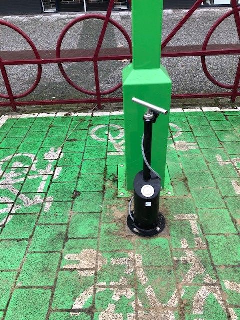fietspomp bij kloosterhof