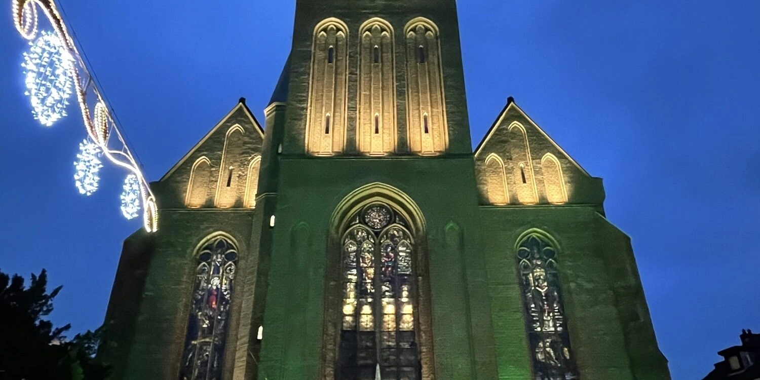 Hengelo uurtje in het donker, basiliek kleurt ‘duurzaam-groen’