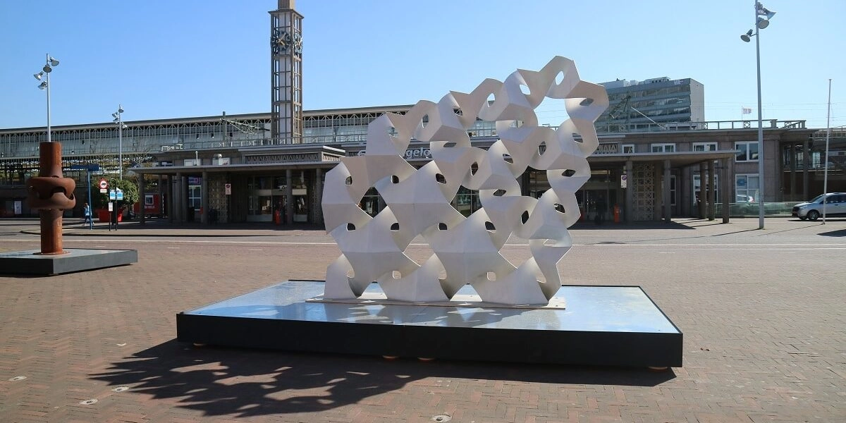 Werken Rinus Roelofs op Stationsplein Hengelo dingen mee naar verkiezing mooiste buitenkunstwerk