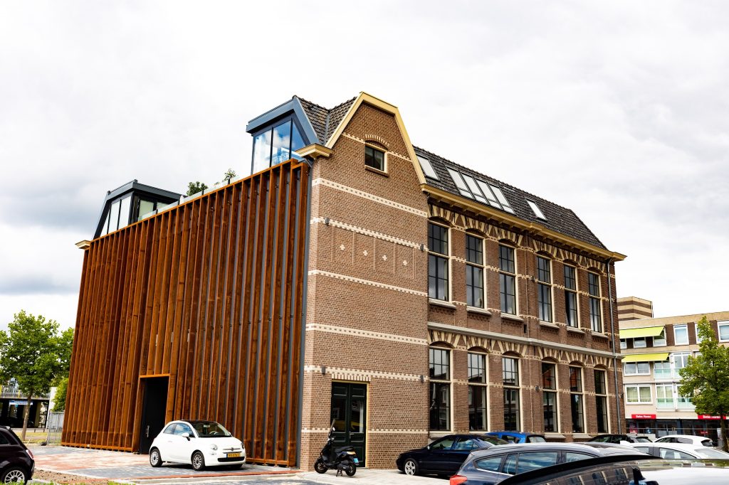Ariënsschool, vanaf de beek