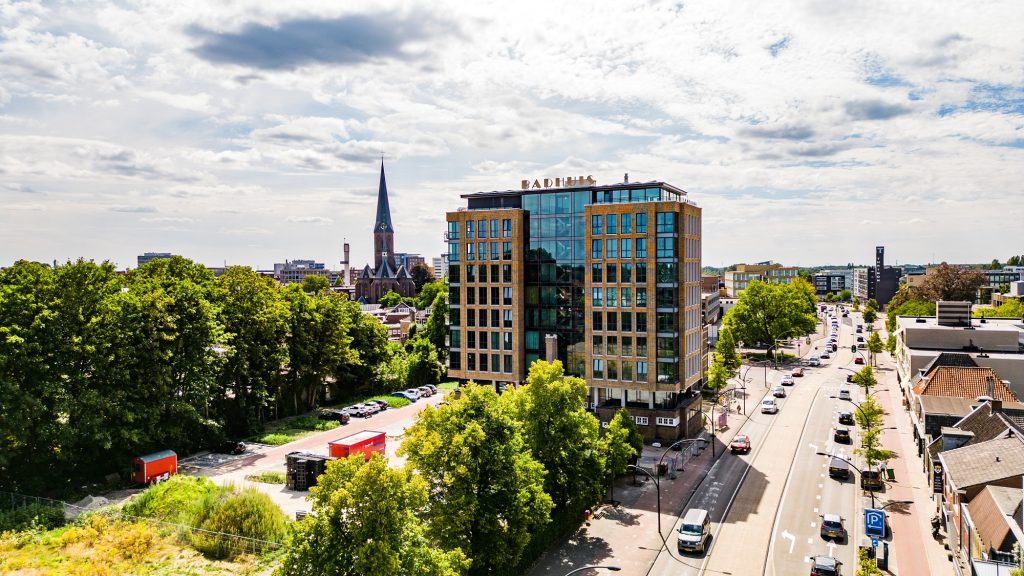 Badhuis vanaf Oldenzaalsestraat, dronefoto