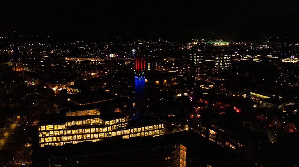 Hengelo in de avond_van boven