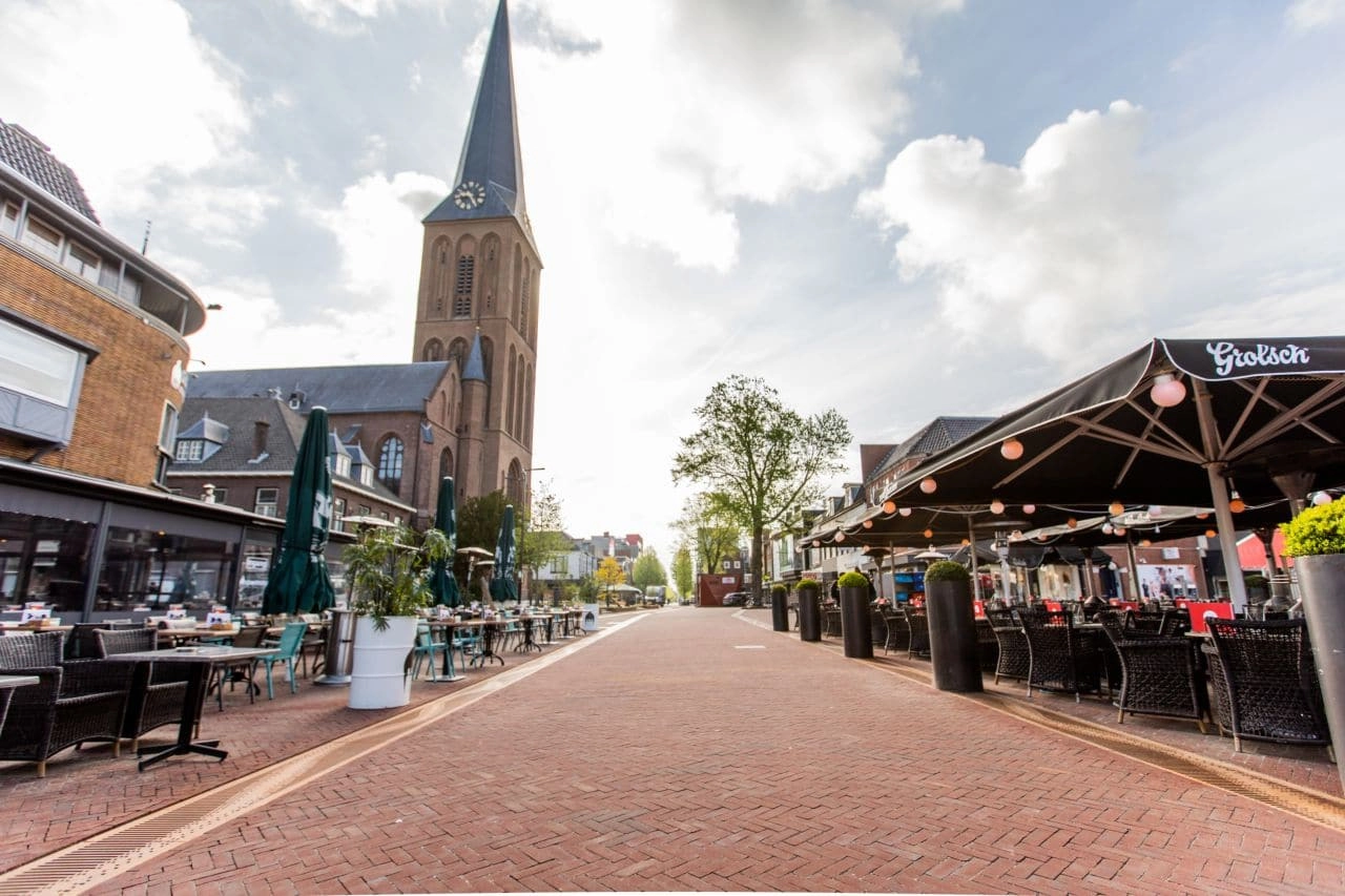 Horeca mag ruimere terrassen in Hengelo laten staan en krijgt nu ook ‘korting’ op het betalen ervoor
