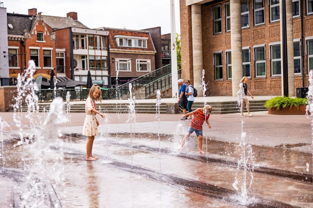 kinderen spelen in de fonteinen
