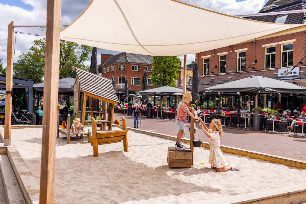 kinderen spelen in de zandbak