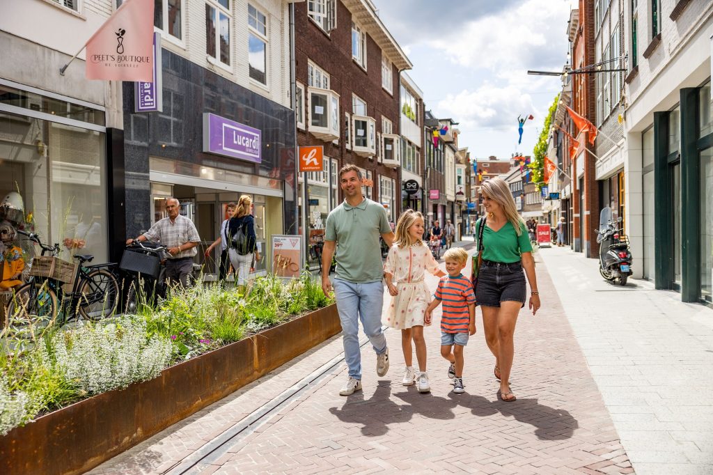 Gezin winkelt in Nieuwstraat
