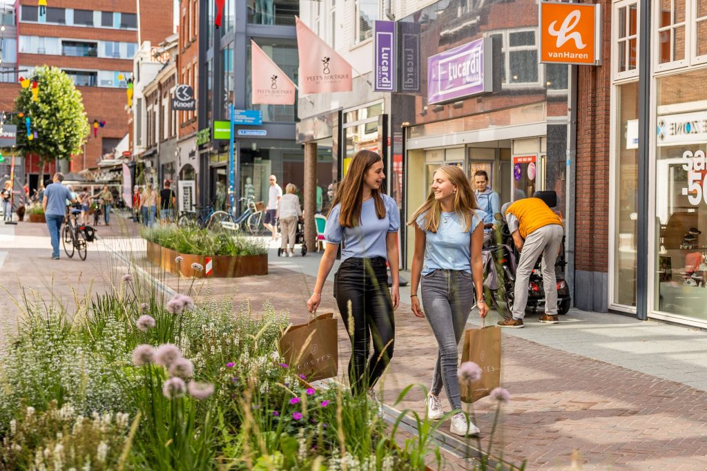 Twee vriendinnen winkelen in de Nieuwstraat