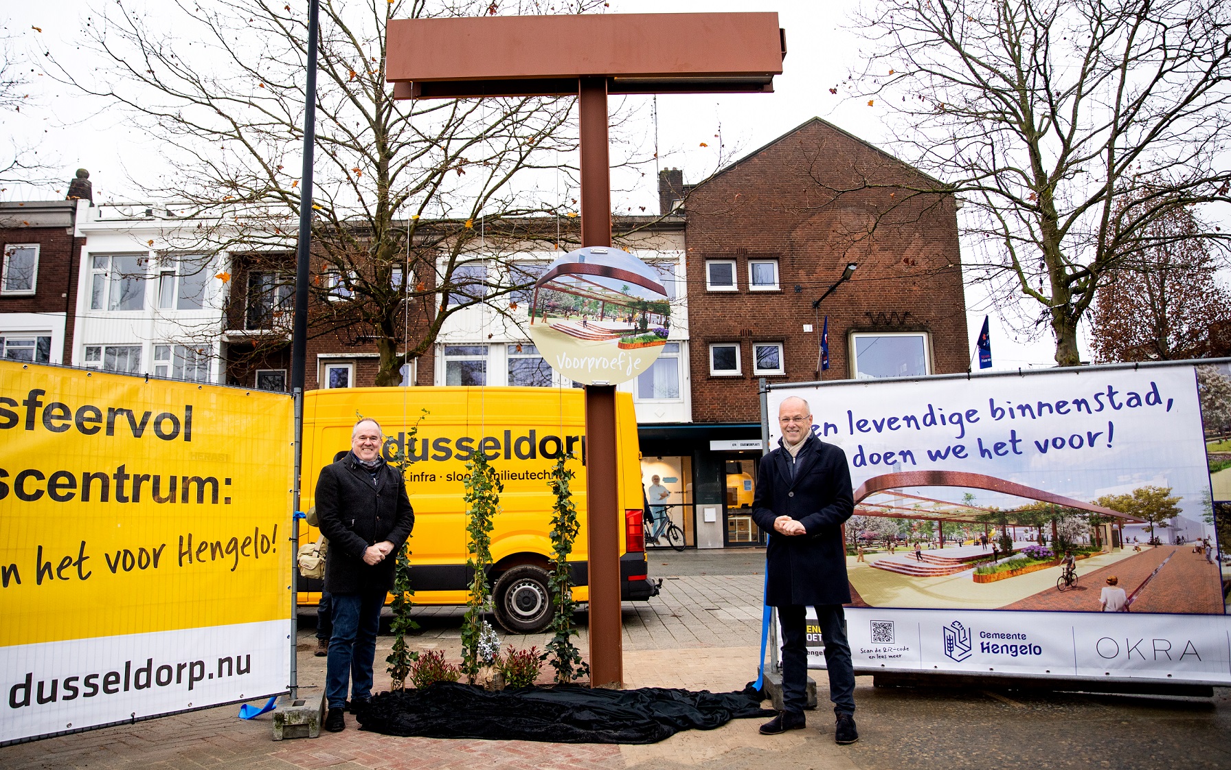Onthulling pergola door Bas van Wakeren en Peter Bebseler