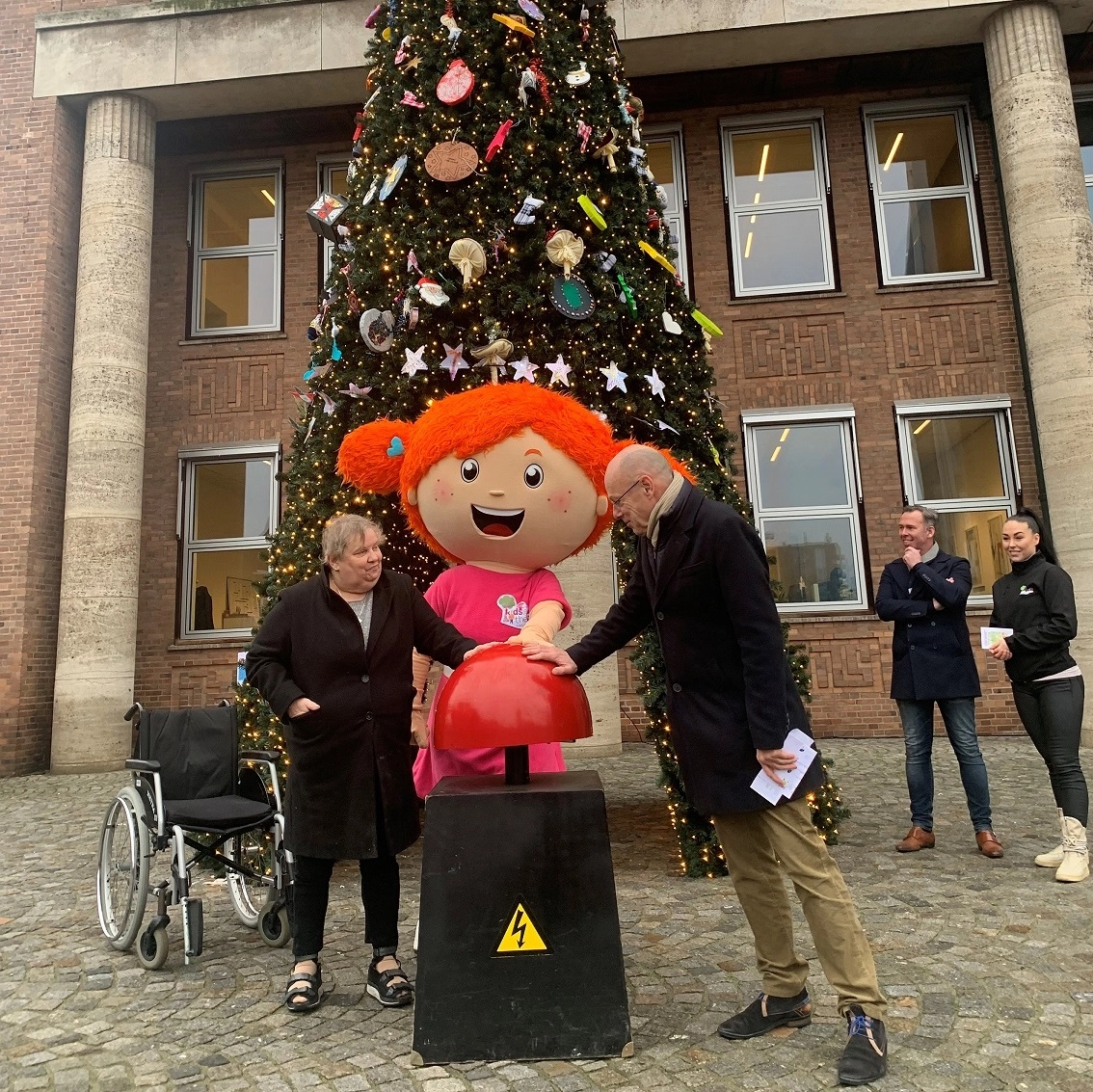 Wethouder Bas van Wakeren, Coby en Sproet openen wensboom in Hengelo