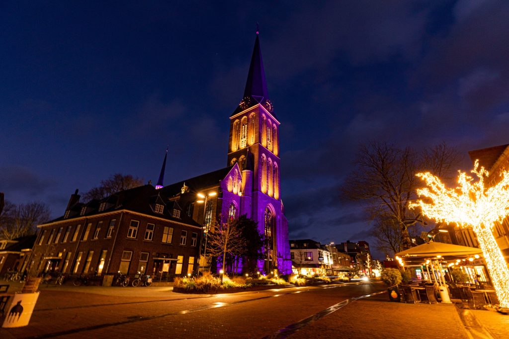 Lambertusbasiliek in de avond