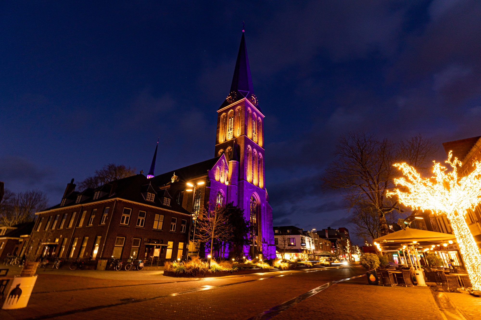 Lambertusbasiliek in de avond