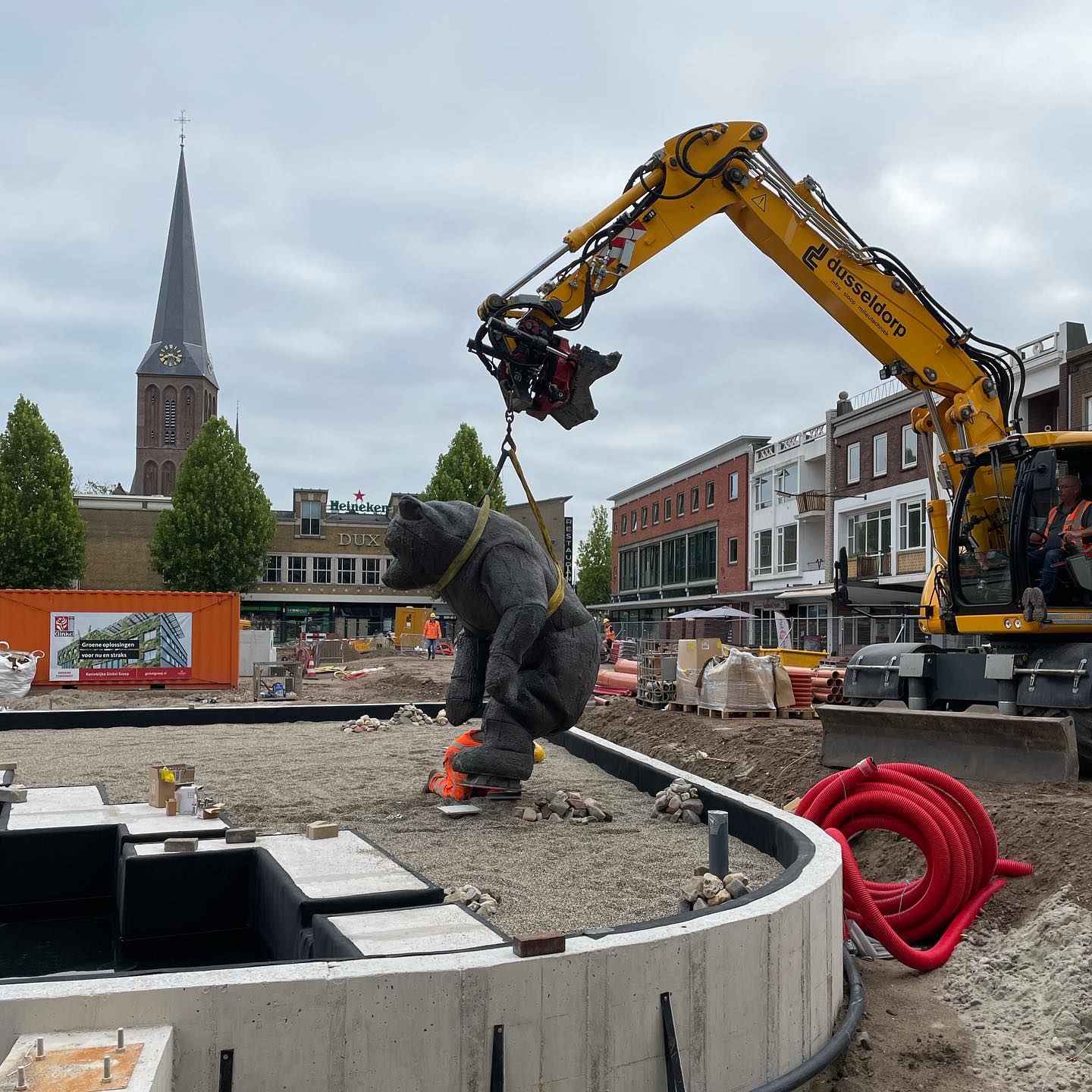 Een beer wordt teruggeplaatst op het marktplein