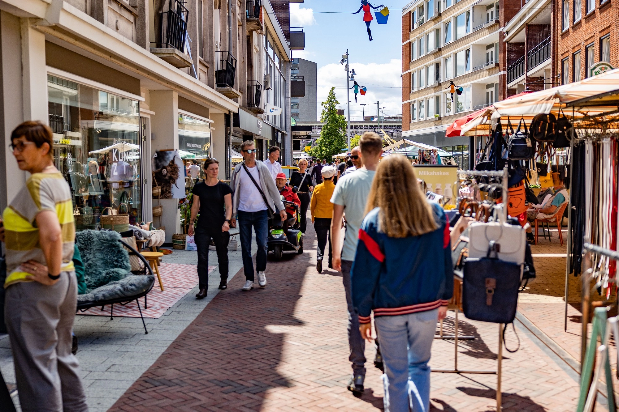 Marktkooplieden in Hengelo gelukkig met terugkeer naar vertrouwd plein