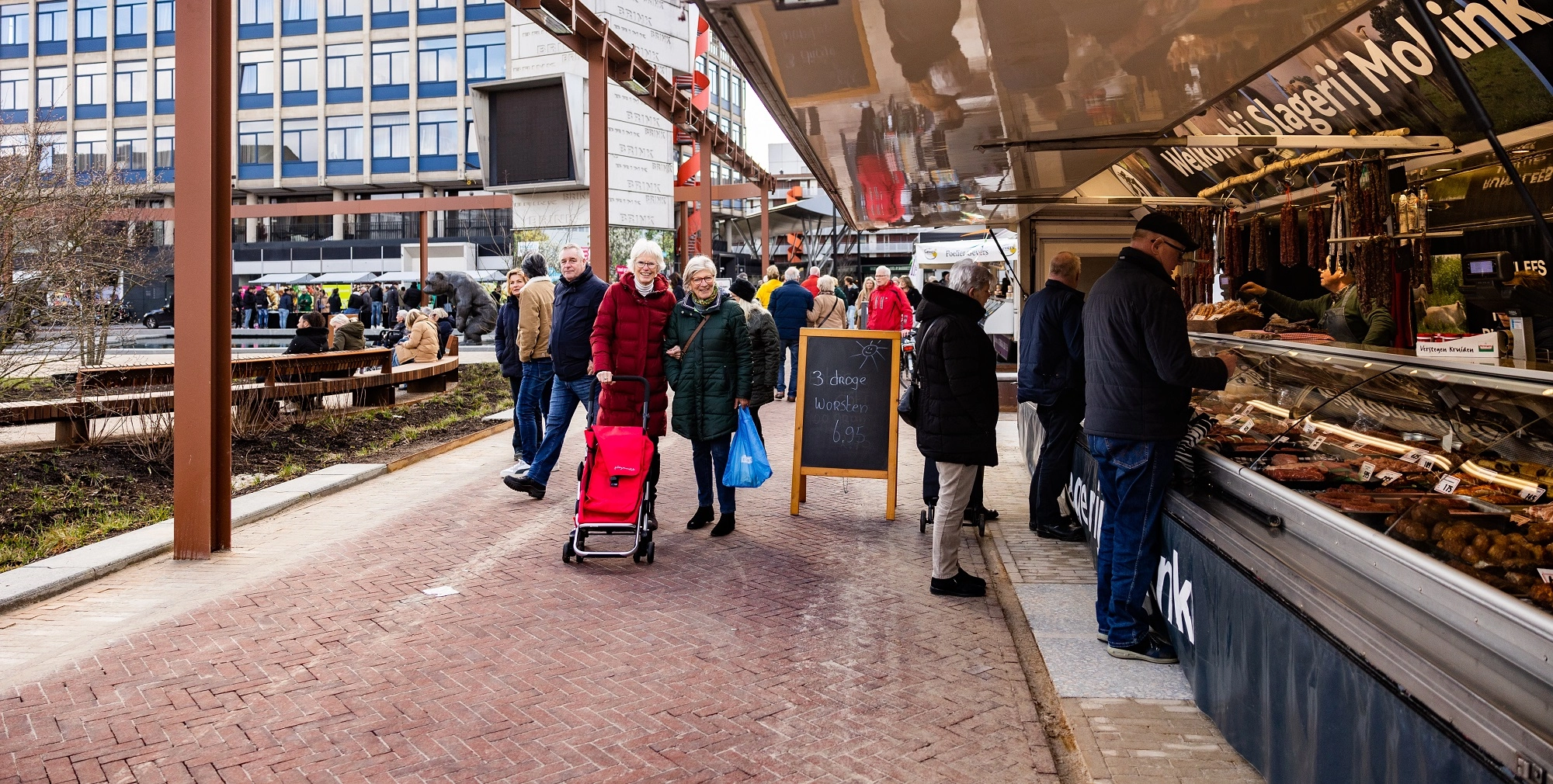 Hengeloërs komen woorden tekort over hun prachtige, nieuwe marktplein: ‘Er hangt nu al een relaxt sfeertje’