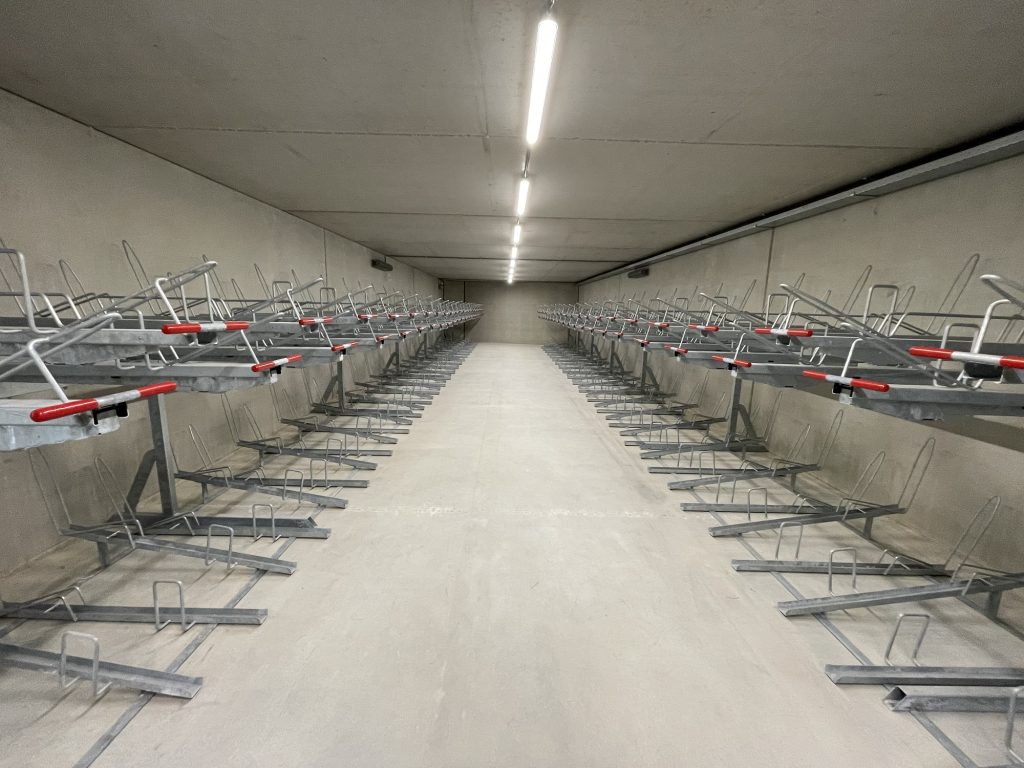 muur in de fietsenstalling