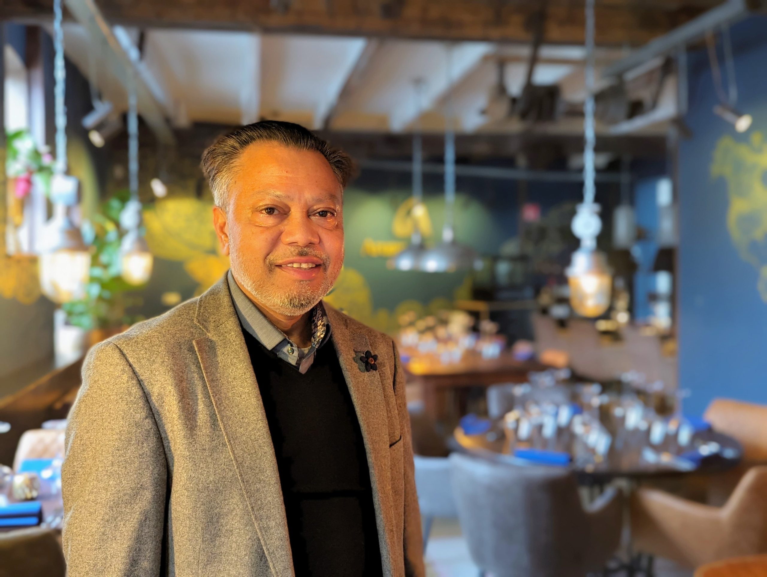 Eigenaar Aprul Manik in zijn restaurant Aroma Amoris