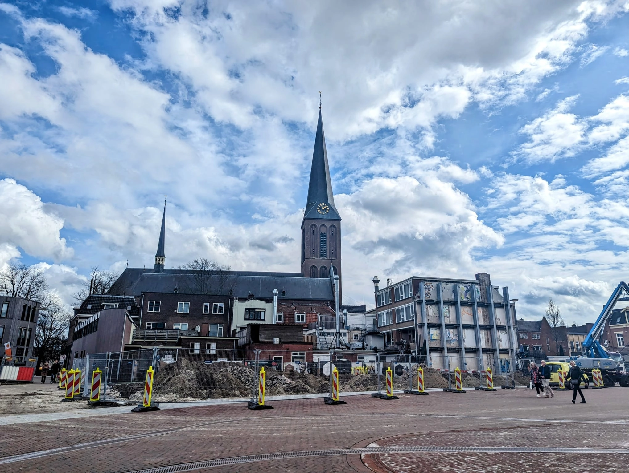 Bouwhekken en bouwketen: inrichting bouwplaats Horecawand Lange Wemen van start!