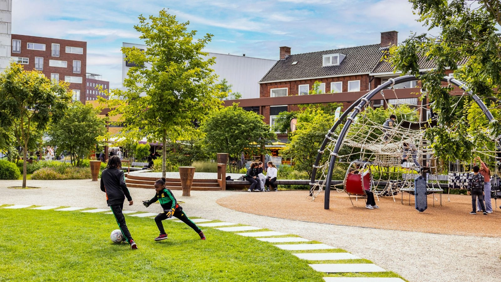 Kinderen spelen op een speeltuin in Hengelo
